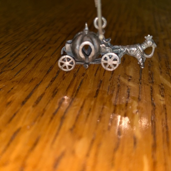 Mini pumpkin carriage earrings - Picture 3 of 8